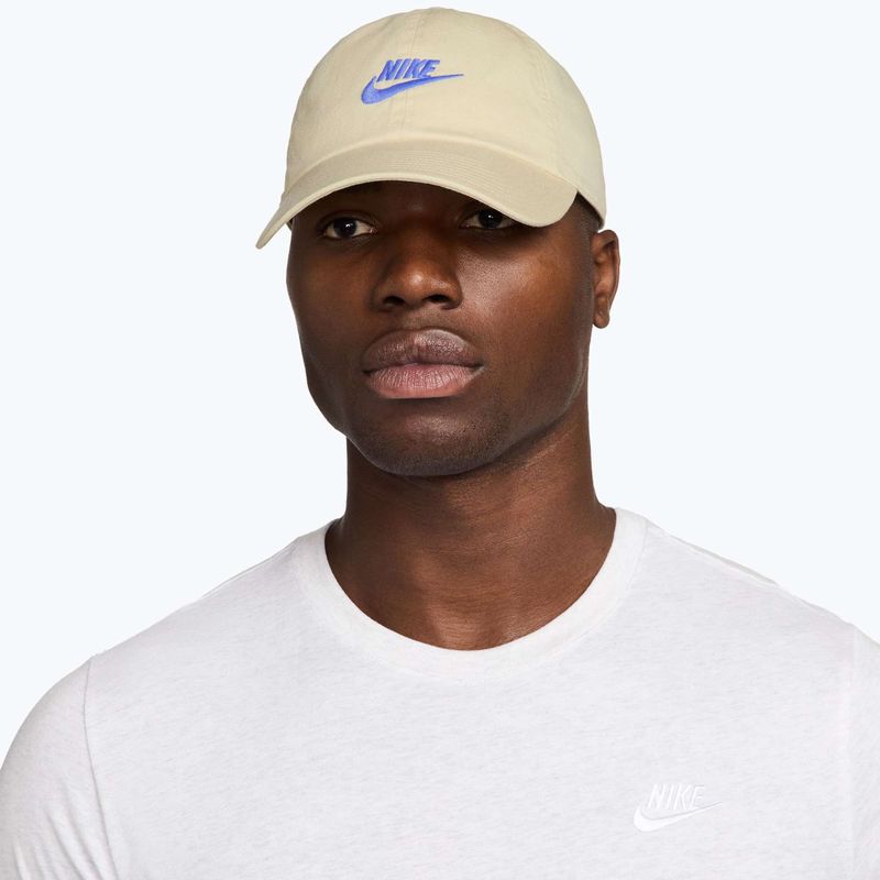 Cappellino con visiera Nike Club Unstructured Futura Wash light khaki/sapphire 5