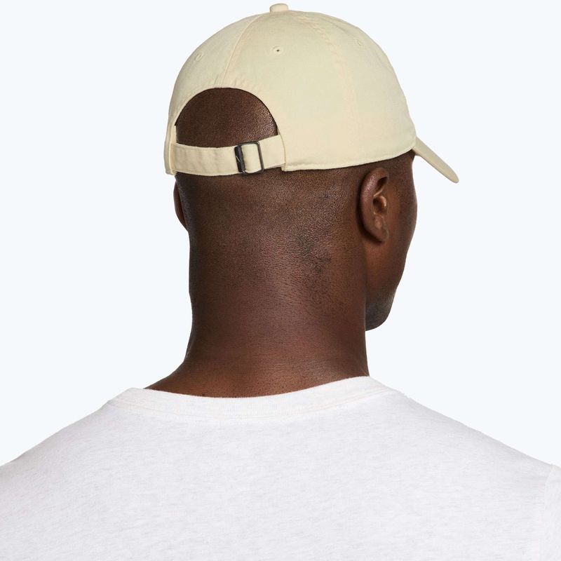 Cappellino con visiera Nike Club Unstructured Futura Wash light khaki/sapphire 6