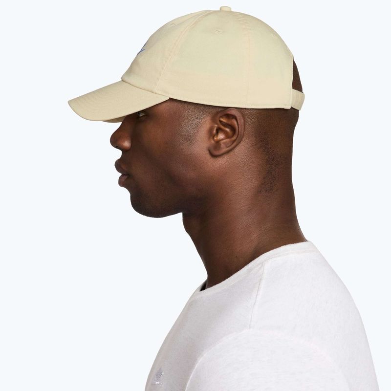 Cappellino con visiera Nike Club Unstructured Futura Wash light khaki/sapphire 7