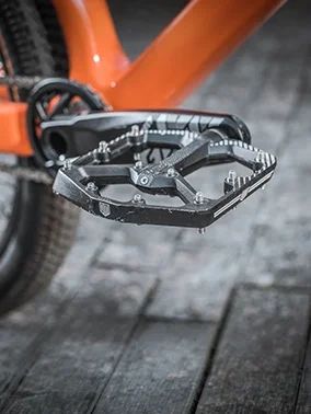 Pedali e tacchetti per biciclette